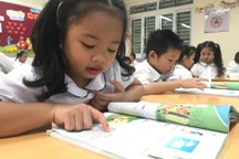 Cô giáo yêu cầu dán nhãn vở lên sách giáo khoa, vợ chồng cãi vã ngủ riêng