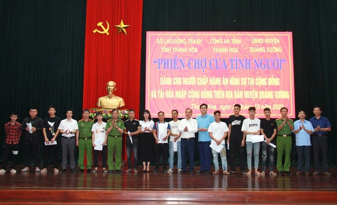 Lãnh đạo Cục C11 Bộ Công an, Công an tỉnh Thanh Hóa, Sở LĐ-TB&XH tỉnh Thanh Hóa, huyện Quảng Xương trao giấy báo nhập học đào tạo nghề tại Trường Cao đẳng Công nghiệp Thanh Hóa cho 11 học viên