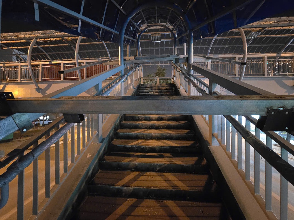 Cầu đi bộ bến buýt nhanh BRT thi công cẩu thả, gây họa cho khách hàng - 1 Cầu đi bộ bến buýt nhanh BRT thi công cẩu thả, gây họa cho khách hàng - 1
