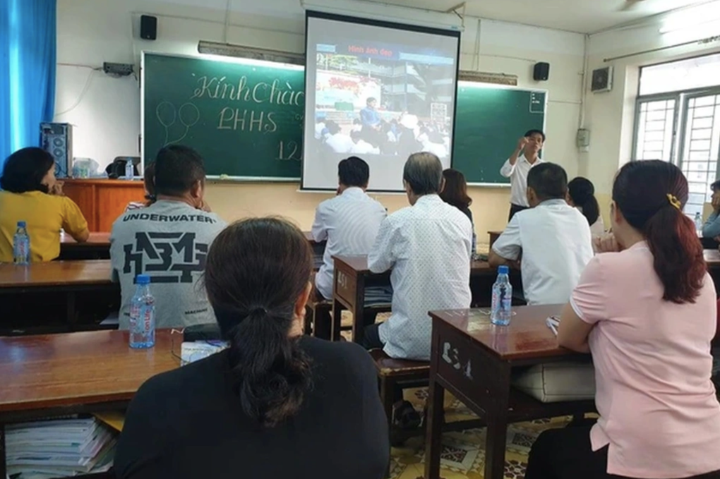 Cô mời vào hội phụ huynh, bố mẹ đồng loạt quay mặt, cầm điện thoại lên bấm - 1