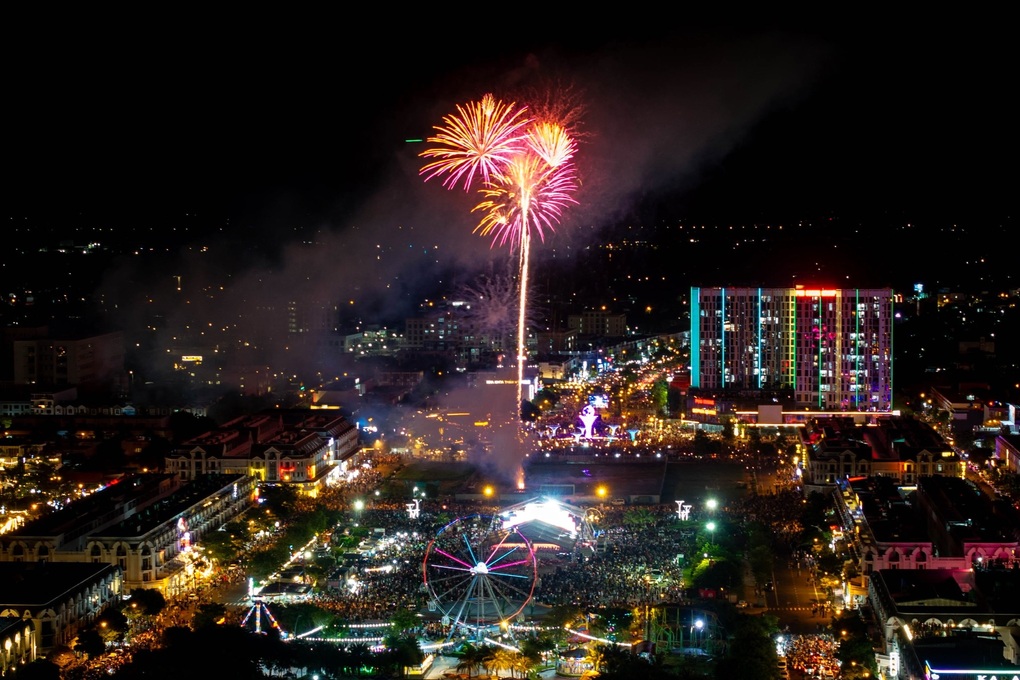 Nhiều tỉnh miền Tây diễn nghệ thuật, bắn pháo hoa mừng Quốc khánh - 6