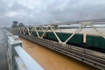 Phong tỏa đường sắt, lần thứ 3 điều tàu chở đá ra giữ 2 cầu ở Huế