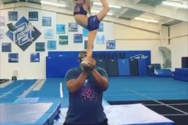 Bé gái với màn nhảy cổ động hết sức chuyên nghiệp và "thần thái"