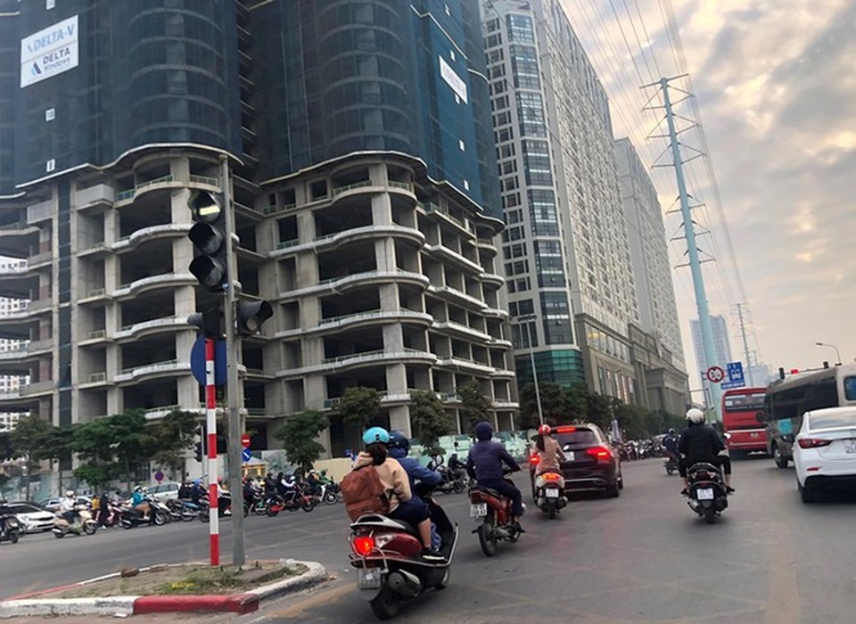 Cận cảnh cao ốc nhấn chìm con đường BT Hà Nội - 6 Cận cảnh cao ốc nhấn chìm con đường BT Hà Nội - 6