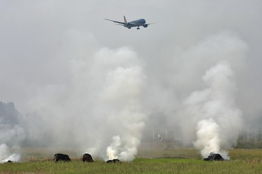 Khói đốt rơm rạ mù mịt khu vực máy bay hạ cánh sân bay Nội Bài
