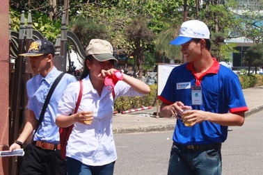 Cơm chay, trà đá miễn phí mát lòng sĩ tử