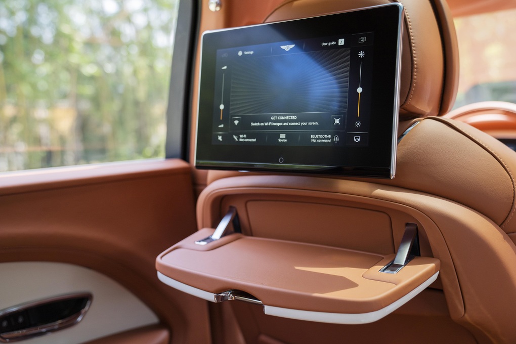 Bentley Bentayga EWB Azure giá 21 tỷ đồng, SUV siêu sang cho đại gia Việt - 10 Bentley Bentayga EWB Azure giá 21 tỷ đồng, SUV siêu sang cho đại gia Việt - 10