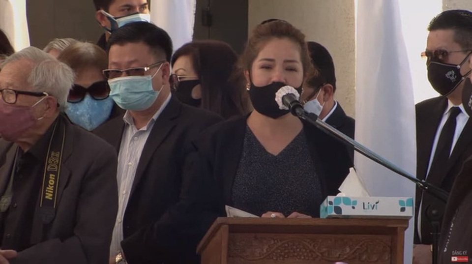 Bà xã Chí Tài nén đau thương, ôm chặt di ảnh chồng trong tang lễ tại Mỹ - 8 Bà xã Chí Tài nén đau thương, ôm chặt di ảnh chồng trong tang lễ tại Mỹ - 8