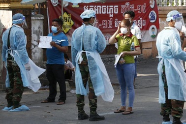 Campuchia nới phong tỏa bất chấp số người mắc Covid-19 tăng mạnh