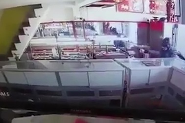 Hai tên cướp tiệm vàng dí súng vào người đàn ông cản đường tẩu thoát