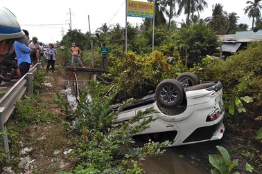 Xe 7 chỗ lật ngửa dưới mương nước, 4 người hút chết