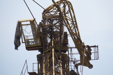 Sập cần cẩu, 2 người tử vong, 4 người nhập viện