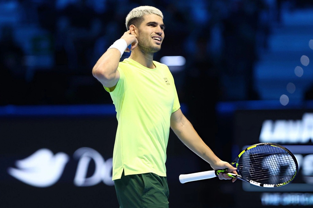 Alcaraz ngược dòng ngoạn mục, tiến gần vé vào bán kết ATP Finals - 1