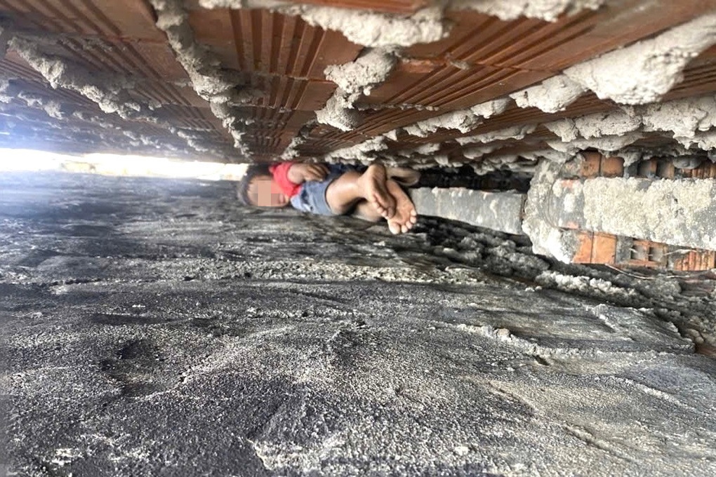 Bé trai 9 tuổi mắc kẹt giữa hai bức tường ở TPHCM - 1