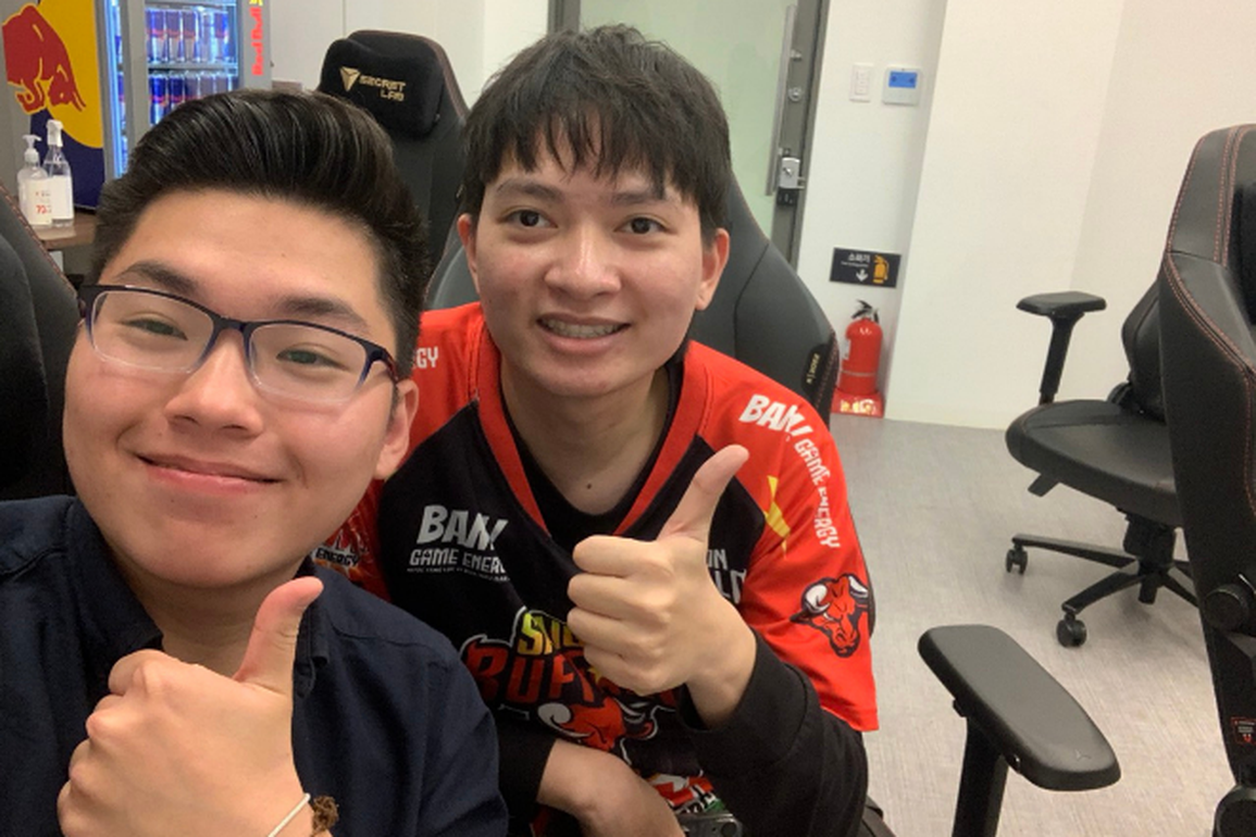 Thông dịch viên đội eSport hai lần gây sốt nhờ màn đỡ lời xuất sắc - 2 Thông dịch viên đội eSport hai lần gây sốt nhờ màn đỡ lời xuất sắc - 2
