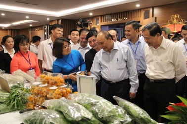 Thủ tướng đối thoại với nông dân để tháo gỡ khó khăn cho sản xuất