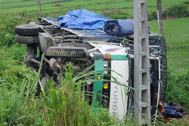 Ô tô lật nghiêng dưới ruộng, làm đứt cáp viễn thông