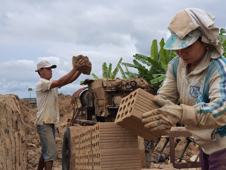 Kon Tum: Nhọc nhằn phận đời nữ phu gạch - 3 Kon Tum: Nhọc nhằn phận đời nữ phu gạch - 3