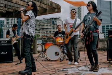 Bức Tường ra mắt MV "Mùa hè đi qua", lần đầu sáng tác về tình yêu học trò