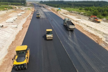 Bắt đầu thảm nhựa tuyến cao tốc TPHCM - Chơn Thành đoạn qua TP Đồng Nai