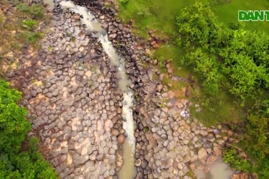 Mãn nhãn với dòng suối đá cổ