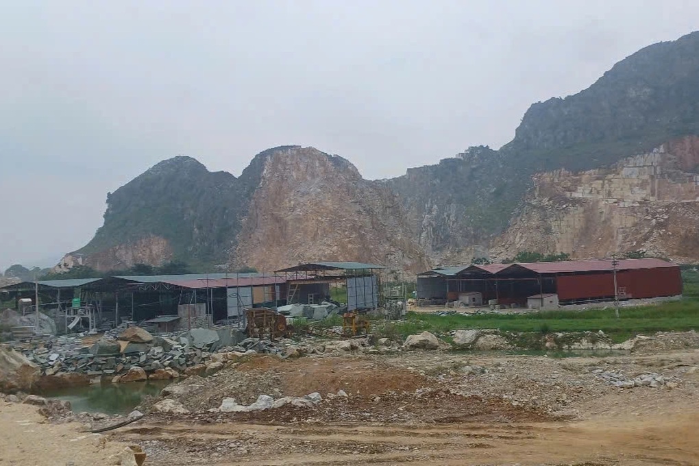 Nam công nhân bị đá lật trúng người, tử vong - 1
