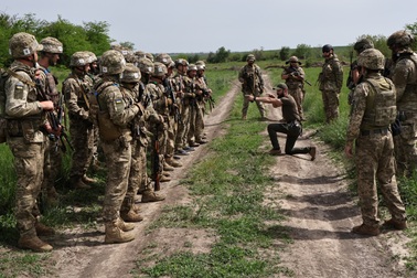 Cách quân đội Ukraine thu hút giới trẻ nhập ngũ