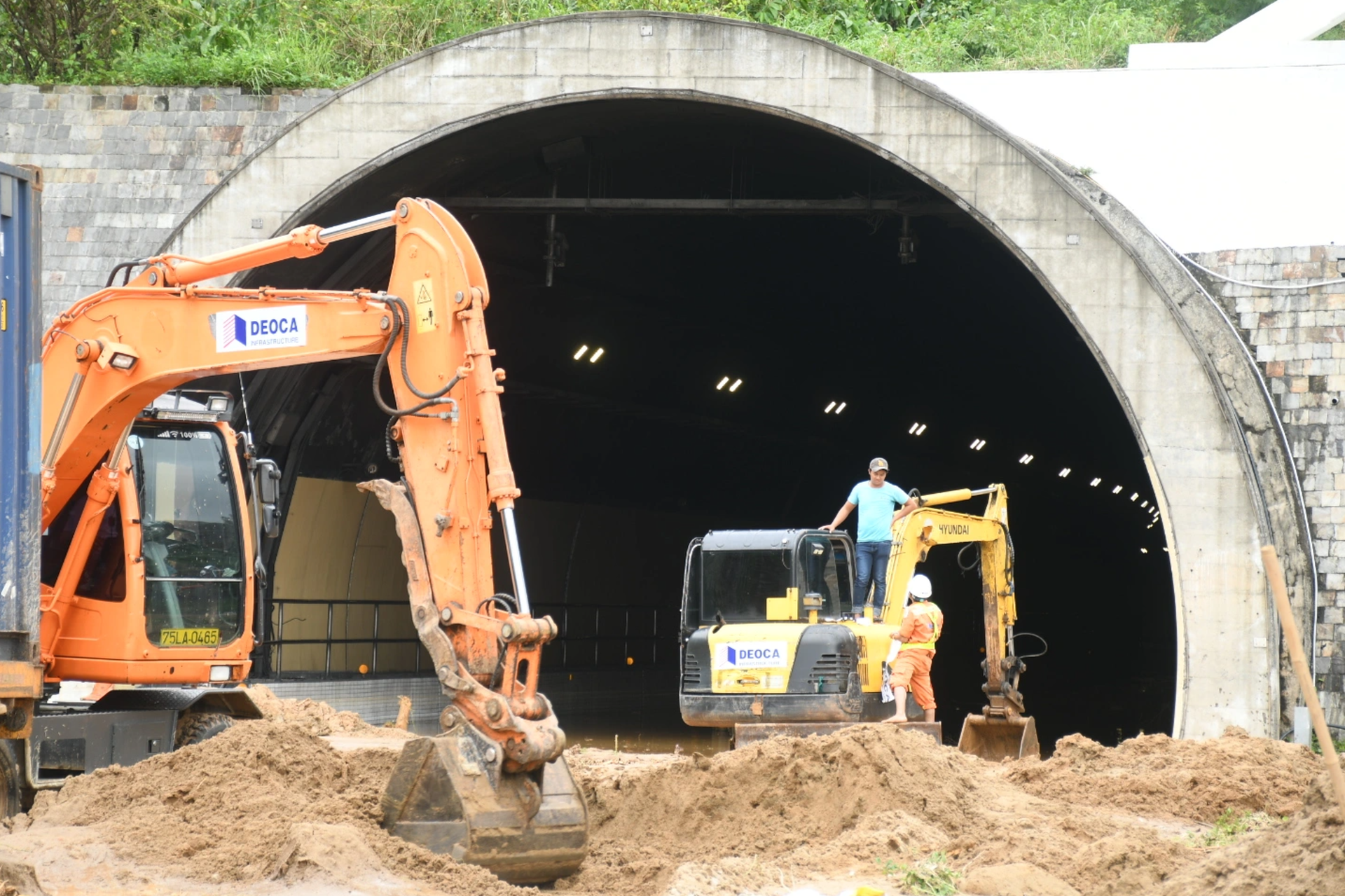 Lũ quét bít kín cửa hầm Hải Vân, kẹt xe kéo dài 2km - 14 Lũ quét bít kín cửa hầm Hải Vân, kẹt xe kéo dài 2km - 14
