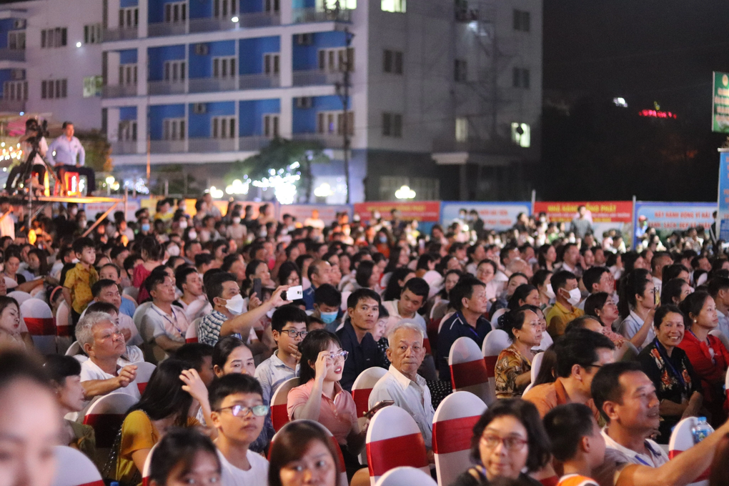 Du khách thích thú ngắm dù lượn trong đêm khai mạc du lịch biển - 5 Du khách thích thú ngắm dù lượn trong đêm khai mạc du lịch biển - 5