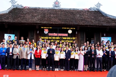 Hà Tĩnh: Tuyên dương 60 nhà giáo, học sinh và sinh viên tiêu biểu