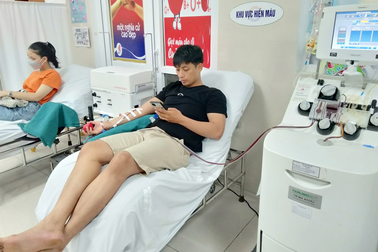 Cặp vợ chồng trẻ vượt hơn 10km trong đêm đi hiến máu cứu người