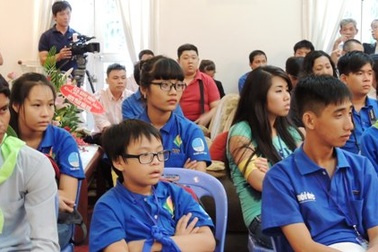 Bạn trẻ kiều bào tìm hiểu về âm nhạc dân tộc