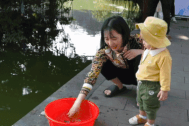 Hình ảnh người Hà Nội thả cá chép trong văn minh, sạch đẹp