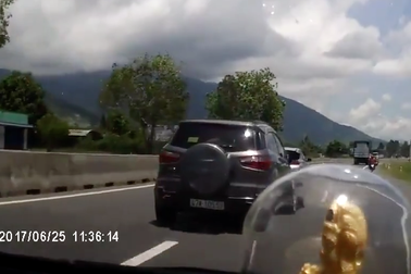 Tai nạn kinh hoàng do công-ten-nơ phải tránh xe đi ngược chiều