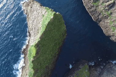 Hồ nước nằm lưng chừng giữa trời và vực biển