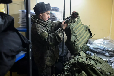 Nga thử áo chống đạn có thể ngăn hỏa lực xuyên giáp ở chiến trường Ukraine