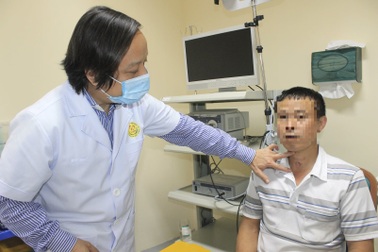 Người đàn ông ú ớ, gần như câm chỉ từ khản tiếng, ho nhiều