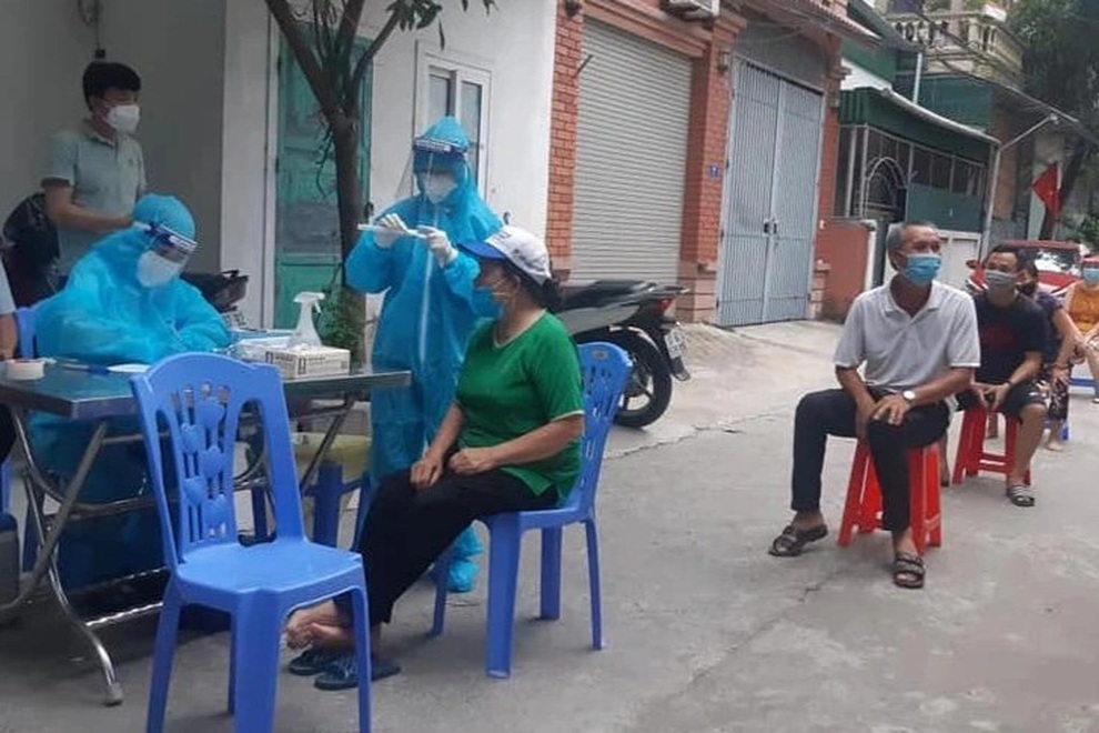 Lấy mẫu xét nghiệm cho người dân trong khu vực có bệnh nhân mắc Covid-19.jpeg Lấy mẫu xét nghiệm cho người dân trong khu vực có bệnh nhân mắc Covid-19.jpeg