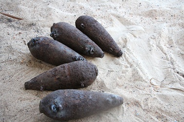 Hàn vít vào đạn cối, một người bị thương