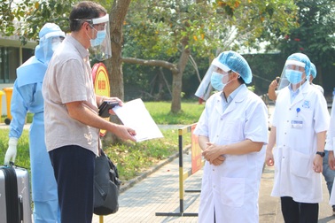 Huế chữa trị thành công, cho ra viện bệnh nhân mắc Covid-19 đầu tiên