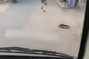 Người đàn ông bỏ chạy khi lực lượng chức năng phát hiện ra đường thể dục