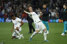 Luka Modric khiến người hâm mộ ngả mũ với cú trivela đẳng cấp