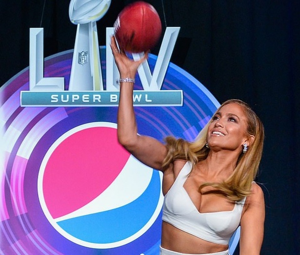 Jennifer Lopez khoe cơ bụng săn chắc, vòng một đầy đặn - 7 Jennifer Lopez khoe cơ bụng săn chắc, vòng một đầy đặn - 7