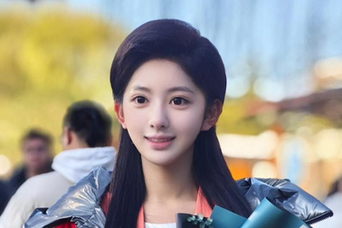 Cô gái phải tẩy trang 5 lần vì quá đẹp, tung ảnh thuở nhỏ làm bằng chứng