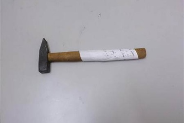 Mẹ vừa mất, con dùng búa đinh đánh chết ba người hàng xóm