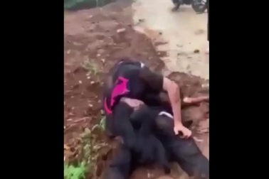 Clip ghi lại cảnh 2 bạn nữ đánh nhau (Clip: mạng xã hội Facebook)