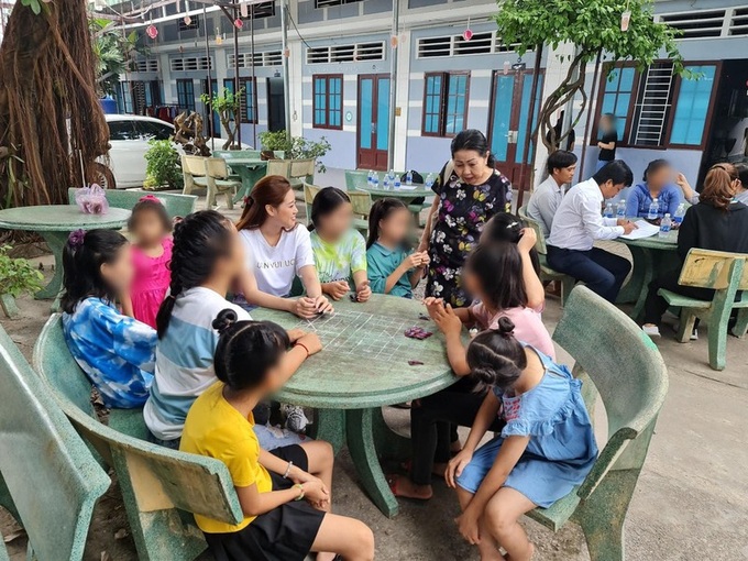 Khánh Vân cùng luật sư Ngọc Nữ trò chuyện cùng các em ở ngôi nhà OBV