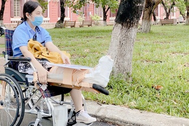 Thí sinh gãy chân nặng vẫn gắng ngồi xe lăn đến điểm thi