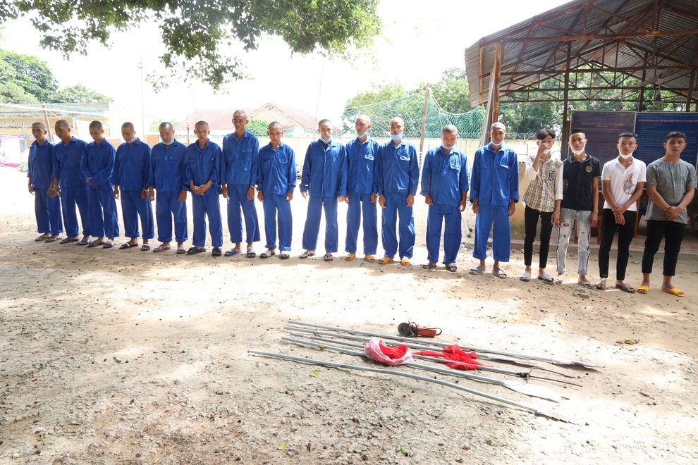 40 thanh niên vác dao phóng lợn chạy như bay trên đường - 1 40 thanh niên vác dao phóng lợn chạy như bay trên đường - 1