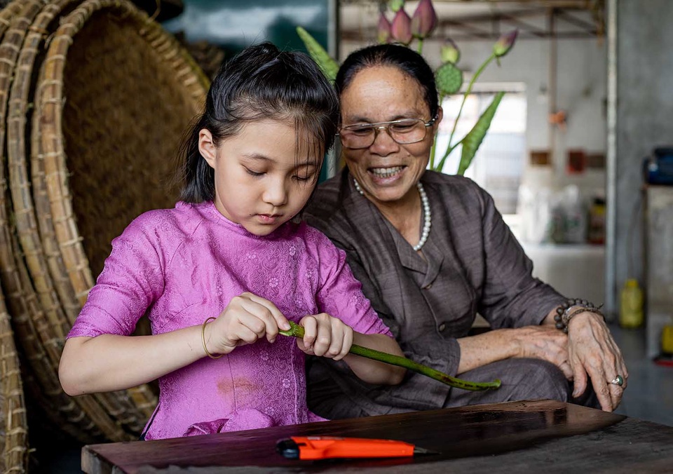 Người phụ nữ khiến sen nhả ra ngọc dệt thành khăn giá 10 triệu đồng/chiếc - 12 Người phụ nữ khiến sen nhả ra ngọc dệt thành khăn giá 10 triệu đồng/chiếc - 12
